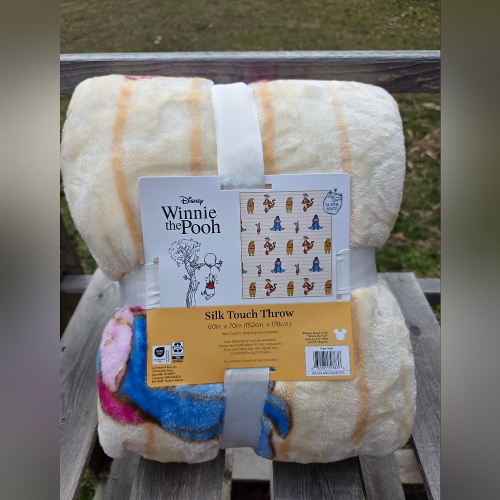 Disney Winnie The Pooh  Blanket Tigger Eeyore Piglet Super Soft Oversize Throw